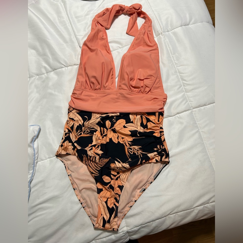 NWT CUPSHE one piece tummy control bathing suit. Medium